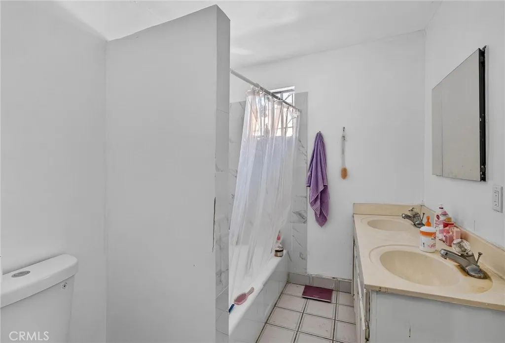 1139 E 82nd, Los Angeles, California 90001 home-pic-24